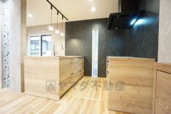 シンクとコンロが前後にわかれている使いやすいキッチン＾＾アクセントクロスでシックなキッチンです＾＾