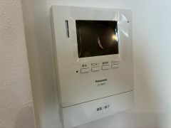 防犯はもちろん、セールスマン対策にもなるモニター付きインターホンです。 来訪者の顔が見えるので安心ですね＾＾