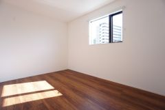 主寝室としてお使いいただけそうなこちらのお部屋は、日当たりが良く、爽やかな風を感じて起きる朝は、快適生活の始まりに。