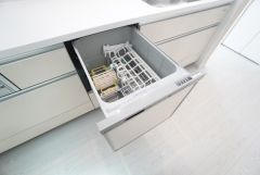 炊事時間を大幅に短縮できる食器洗浄乾燥機付き＾＾食器を洗う手間が減るので家族とのコミュニケーションの時間や自分の時間が増えますね。
