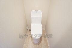 トイレ。上部に収納棚付きです＾＾