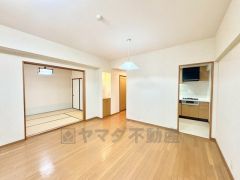 家族が集まる開放的なリビング。思い思いの時間を過ごしたり食事をしたり、素敵な団らんの場になりますね。 