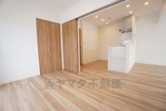 木の温もりがやさしいフローリングとシンプルなクロスです＾＾扉をあけてリビングとの一体利用も可能です＾＾ 