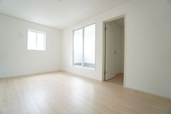 ご夫婦お二人のプライベートシーンを演出する寝室は、大容量のストレージルーム付きなので大きな荷物もきれいに収納できます。