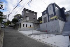 前面道路は北側約4.2ｍの公道に面しています。 住人以外の車の進入も少なく、小さなお子様を持つご家庭にも安心です＾＾ 