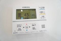 キッチン横からお湯張り、追い炊き、足し湯がボタン一つで楽々操作できる給湯機リモコンです。忙しい夕飯準備の時間帯に重宝しますね。