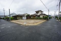 角地なので、開放感が得られます。 また、日差しが入りやすく、家の奥まで明るくなるのが嬉しいポイントです。