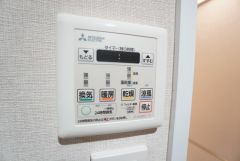 浴室暖房乾燥機には、暖房、乾燥、涼風、換気の4つの機能が付いています。タイマー付きです。換気・雨の日の洗濯も安心です＾＾
