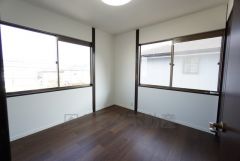 5帖。2面採光を確保した明るい室内は、風通しも良く、大変居心地の良い空間となっております。日当たりがよく、子供部屋としての利用もおすすめ。 