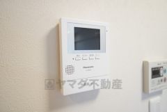 防犯はもちろん、セールスマン対策にもなるモニター付きインターホンです。 来訪者の顔が見えるので安心ですね＾＾