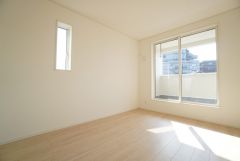 6帖。2面採光を確保した明るい室内は、風通しも良く、大変居心地の良い空間となっております。日当たりがよく、子供部屋としての利用もおすすめ。
