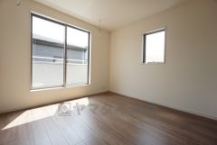 6.12帖。主寝室としてお使いいただけそうなこちらのお部屋は、日当たりが良く、爽やかな風を感じて起きる朝は、快適生活の始まりに。