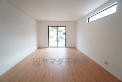 大きな掃き出し窓のあるリビングは、陽光あふれる明るい空間です。ゆったりと寛げる憩いの場となりそうです。 