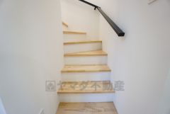 お子様も高齢の方も安心して上り下りができる手摺がついた安心設計です。 階段には小窓を配置しました。日中でも暗くなりがちな階段下が明るくなり安全ですね。