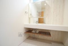 三面鏡裏収納付き洗面化粧台です＾＾ 歯磨きセットやスキンケア用品などの収納に便利ですね。