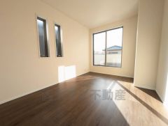 主寝室としてお使いいただけそうなこちらのお部屋は、日当たりが良く、爽やかな風を感じて起きる朝は、快適生活の始まりに。