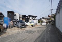 前面道路は南側5ｍ公道です＾＾ ゆとりがあり、人通りも少ないため、落ち着いて車の出し入れができます＾＾