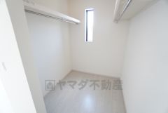 洋室にはハンガーパイプ付きのウォークインクローゼットが設けられています。たっぷり収納できるので衣替えの心配もいりませんね＾＾