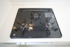 3種類の料理が同時に調理できる、3口ガスコンロ。忙しい夕食の支度時間が短縮できて効率よくお料理が楽しめます。
