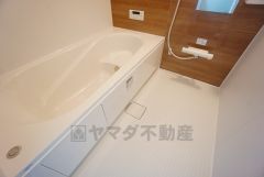 1日の疲れを癒すくつろぎのバスルーム。足を伸ばしてもゆったりと入れるサイズです。お子様と一緒にお風呂に入っても狭くないですね^^