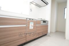 対面式キッチンなのでリビングにいるご家族とコミュニケーションを取りながら洗い物や、お料理が楽しめそうですね＾＾ 