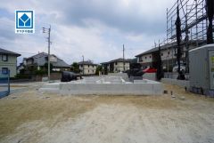 A号棟。現地2026年7月撮影。 駐車3台可能。マイカー用や来客時にも安心です。最寄りバス停まで徒歩3分。天神・博多駅行。