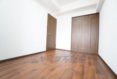 木の温もりがやさしいフローリングとシンプルなクロスで、住む人のこだわりを活かす洋室＾＾広めのクローゼットもあり荷物もすっきり片付けられ、ゆとりのある暮らしが出来ます＾＾