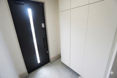 採光も考えられた明るい玄関です。たっぷり収納できるシューズボックス付きなので、家族全員の靴がきれいに整頓できます。