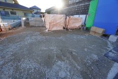 現地（2026年1月）撮影。 1号棟。 駐車スペースは2台分を確保（車種による）。マイカー用に、お客さま用に、余裕を持ってご利用いただけます。