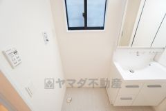 ランドリースペース上部には窓も付いており換気に便利です＾＾