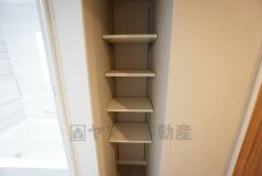 洗面室に可動棚タイプの収納付き。タオルなどの保管に＾＾