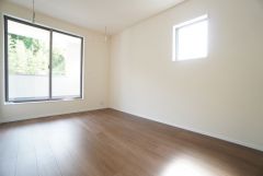 主寝室としてお使いいただけそうなこちらのお部屋は、日当たりが良く、爽やかな風を感じて起きる朝は、快適生活の始まりに。