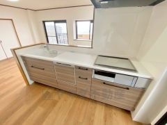 対面式キッチンなのでリビングにいるご家族とコミュニケーションを取りながら洗い物や、お料理が楽しめそうですね＾＾ 