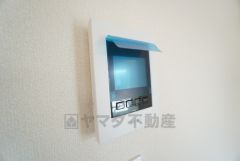防犯性もばっちり、TVモニター付きインターフォン完備。大きなモニターで玄関先を確認できます。録画機能が付いているので不在時の訪問者も確認できて安心です^^
