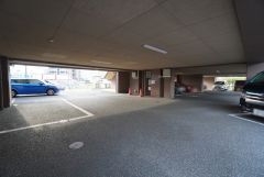 敷地内駐車場、空無。 近隣（290ｍ）に駐車場確保しています＾＾ 11，000円/月(1台) お問い合わせお待ちしております。 