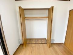 洋室にはハンガーパイプ付きのクローゼットが設けられています。たっぷり収納できるので衣替えの心配もいりませんね＾＾ 