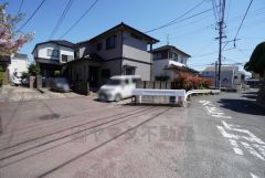 前面道路は北側約6ｍの私道に面しています。