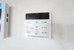 キッチン横からお湯張り、追い炊き、足し湯がボタン一つで楽々操作できる給湯機リモコンです。忙しい夕飯準備の時間帯に重宝しますね。
