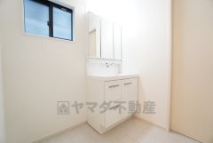 三面鏡裏収納付き洗面化粧台です＾＾ 歯磨きセットやスキンケア用品などの収納に便利ですね。