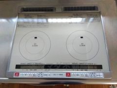 お手入れのしやすいIHクッキングヒーター。表面が平らな形状なのでお掃除も楽々。調理後に気になる箇所を布巾で拭くように心がけるだけで、手間をかけずにキッチンをきれいな状態に保てますね。