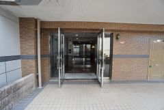 エントランスの自動ドアと出入り口に段差のないバリアフリー対応です。きれいに保たれたエントランスが安らぎに満ちた暮らしへ誘います。