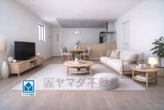 大きな掃き出し窓のあるリビングは、陽光あふれる明るい空間です。ゆったりと寛げる憩いの場となりそうです。家具はCGによるイメージ画像です。