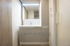 三面鏡裏収納付き洗面化粧台です＾＾ 歯磨きセットやスキンケア用品などの収納に便利ですね。生活感も隠すことができ、来客時にも安心です。 