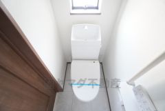 1階2階の2ヶ所にトイレがありますので、忙しい朝にも家族に気を使わず、ゆとりが生まれますね＾＾ 小窓付きで換気する時に便利です＾＾