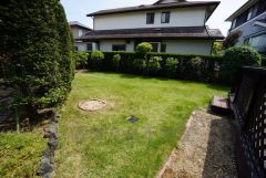 広々とした南庭付き＾＾周囲からの目線も気にならず、日光浴やガーデニングはもちろん、リビング・1階洋室から姿が見守れるのでお子さまの外遊びの場としても安心です＾＾ 