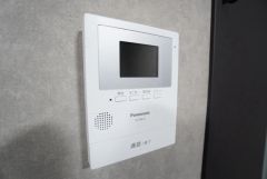 防犯性、セキュリティ対策に安心できるテレビモニター付きインターフォンです。セールスマン対策にもなり安心できます。