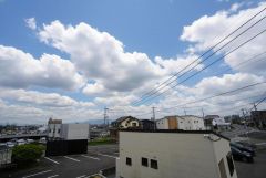 目の前に日差しを遮る建物がないので、日当たり＆風通し良好です＾＾心地よい自然の光や風を感じることができ、ほどよく開放感のある空間がつくれます。