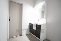 三面鏡裏収納付き洗面化粧台です＾＾ 歯磨きセットやスキンケア用品などの収納に便利ですね。