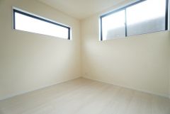 2面採光を確保した明るい室内は、風通しも良く、大変居心地の良い空間となっております。爽やかな風を感じて起きる朝は、快適生活の始まりに。