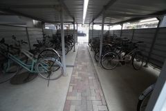 屋根付き駐輪場なので、雨の日も自転車を安心して保管できます。通勤・通学に自転車を使う方にも便利です＾＾